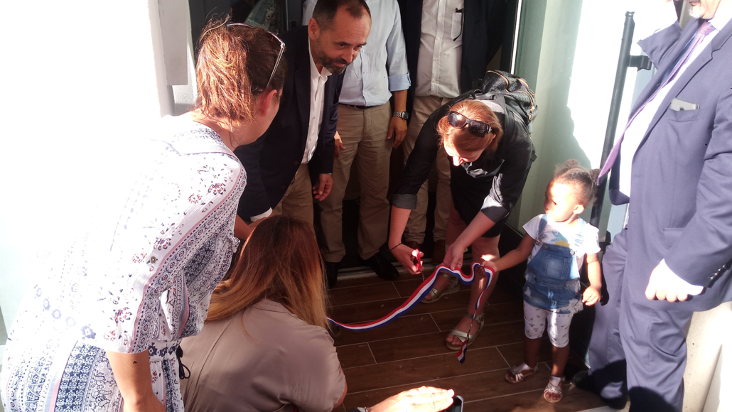 inauguration creche bulle de vie - enfants qui coupent le ruban officiel